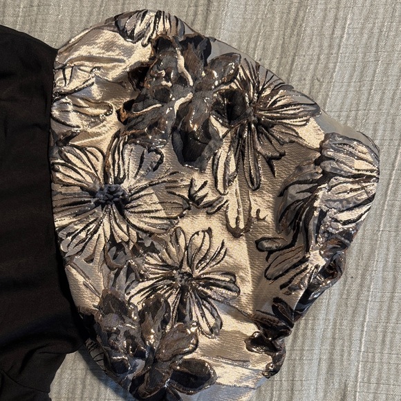 Piper & Scoot Elegant Black XL Dress with Floral Sleeves - Picture 6 of 6